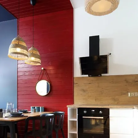 Red & Blue By Oneapartments Daire