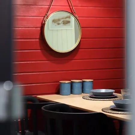 Red & Blue By Oneapartments *